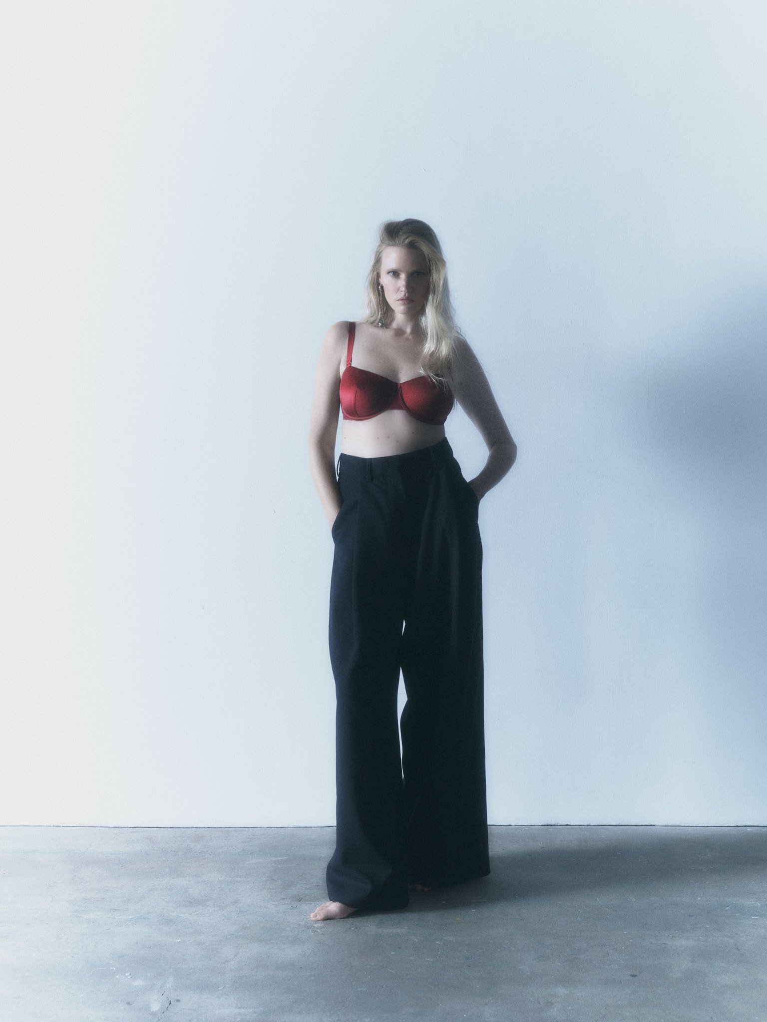 HOLIDAY22_BALCONETTE_GARNET_1_004.jpg