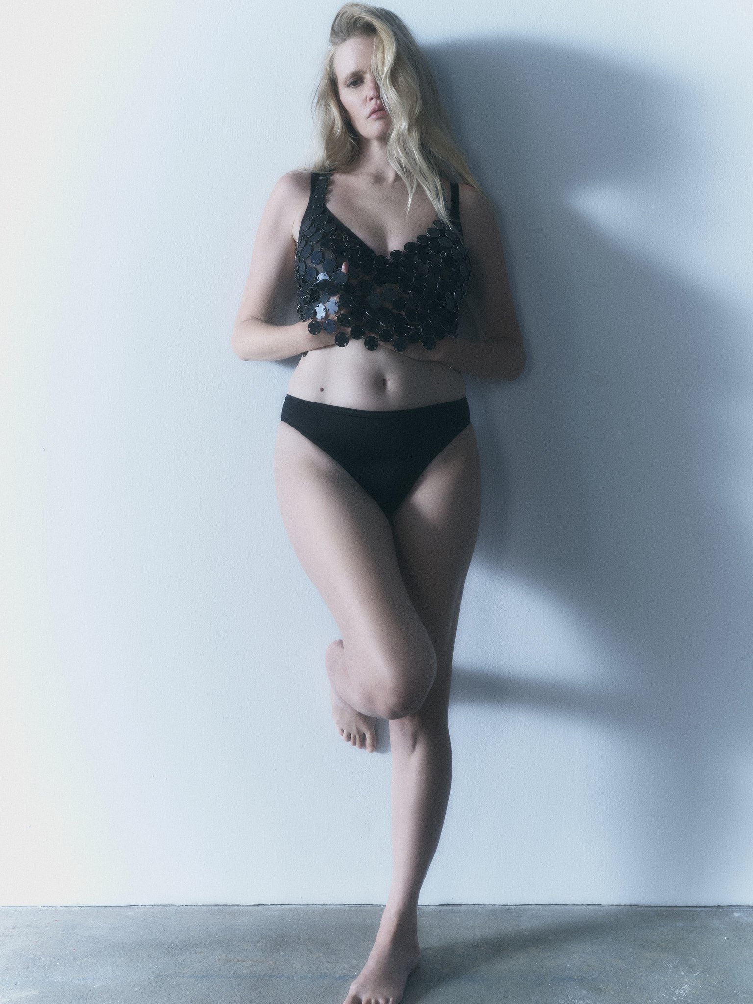 HOLIDAY22_HIGH_CUT_SATIN_BLACK_4_HOLIDAY22_HIGH_CUT_SATIN_BLACK_4_141.jpg