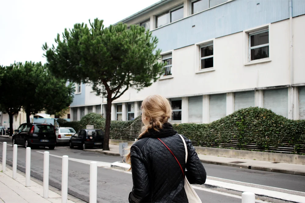 Tohle je Bára. Nám zády.