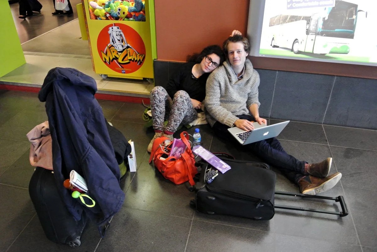 Waiting for the (fortunately) delayed plane we thought we'd never catch. / / Čekání na zpožděné letadlo, které bychom jinak nestihli.