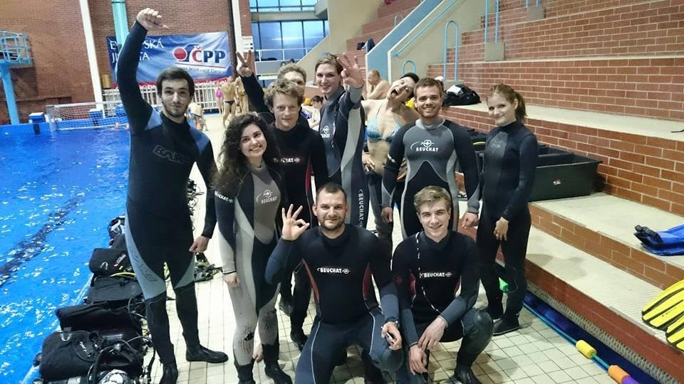 Pool diving. / / Potápění v bázenu.