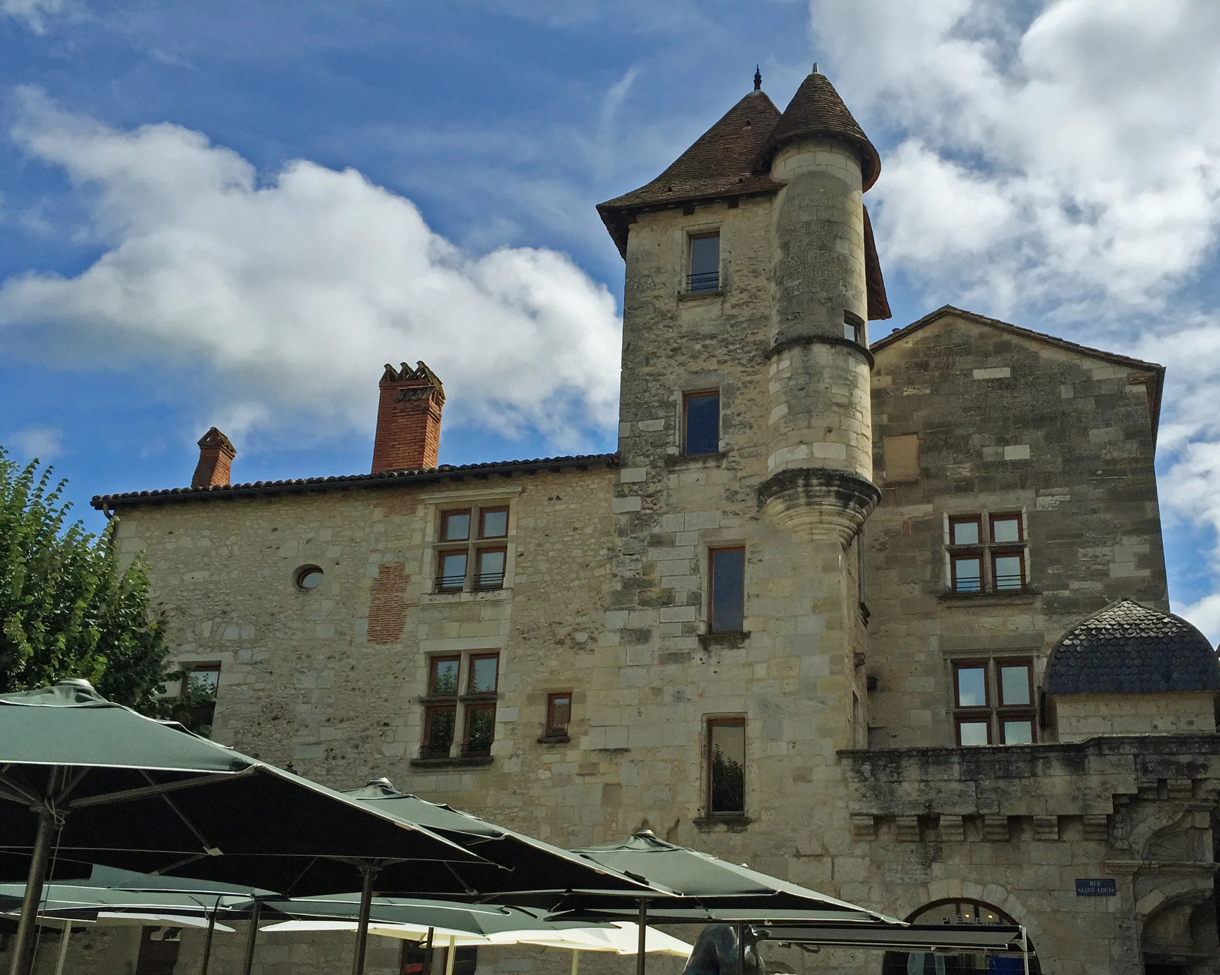 Gorgeous blue skies as we ate lunch in Périgueux