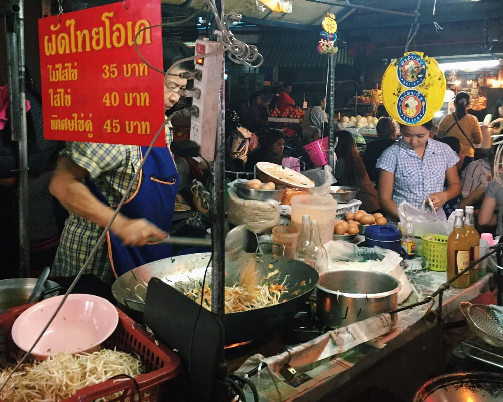 A food stall making pat tai