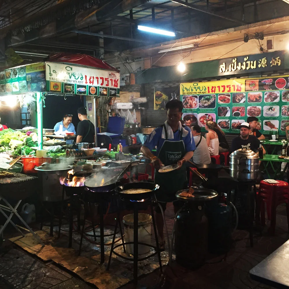 A very popular seafood stand with a long wait