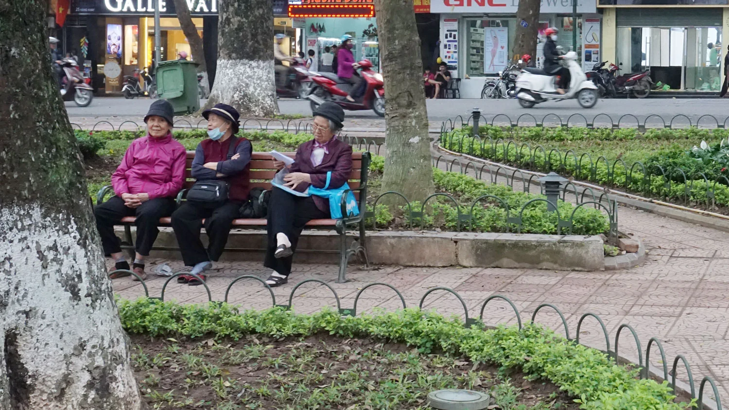 Women relaxing in the park 