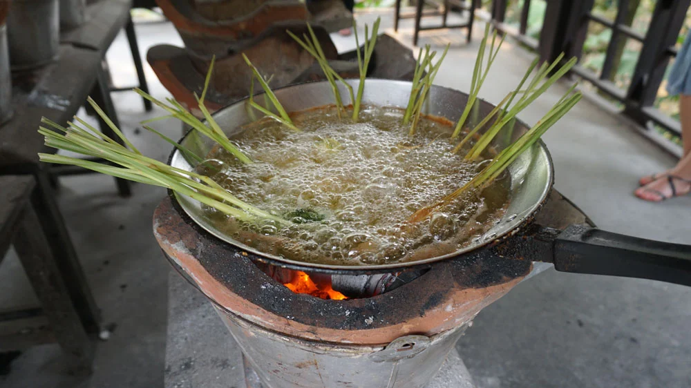 Deep-frying stuffed lemongrass over hot coals