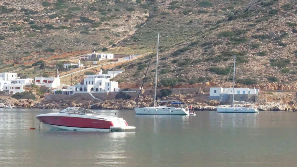 A few times we had to anchor the boat (ours is in the middle) since there was no space in the harbor. Anchoring can also be lovely and quiet at night.