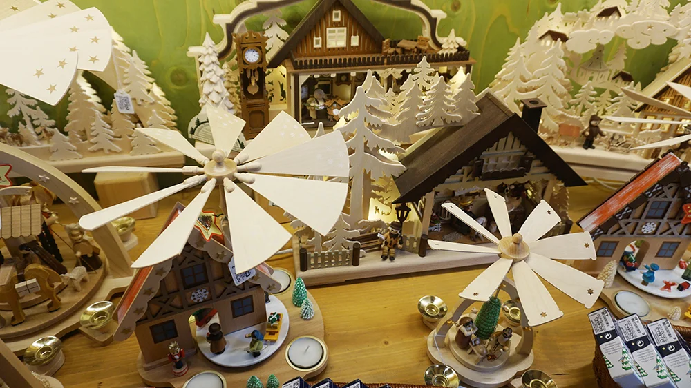 I love these wooden decorations