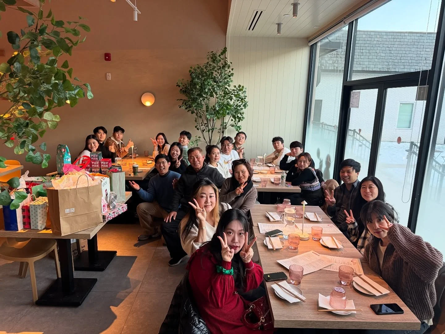 2024년12월 멋지데이!
Christmas Party🎄🎅
아기 예수님의 오심을 함께 기뻐하며, 2024년 마지막 멋지데이를 가졌습니다.
Closter에 위치한 DOMOTO에서 맛있는 식사를 하며 White Elephant Gift Exchange를 통해 기쁘을 나눴습니다.
멋지데이는 2025년에도 계속됩니다! 😎