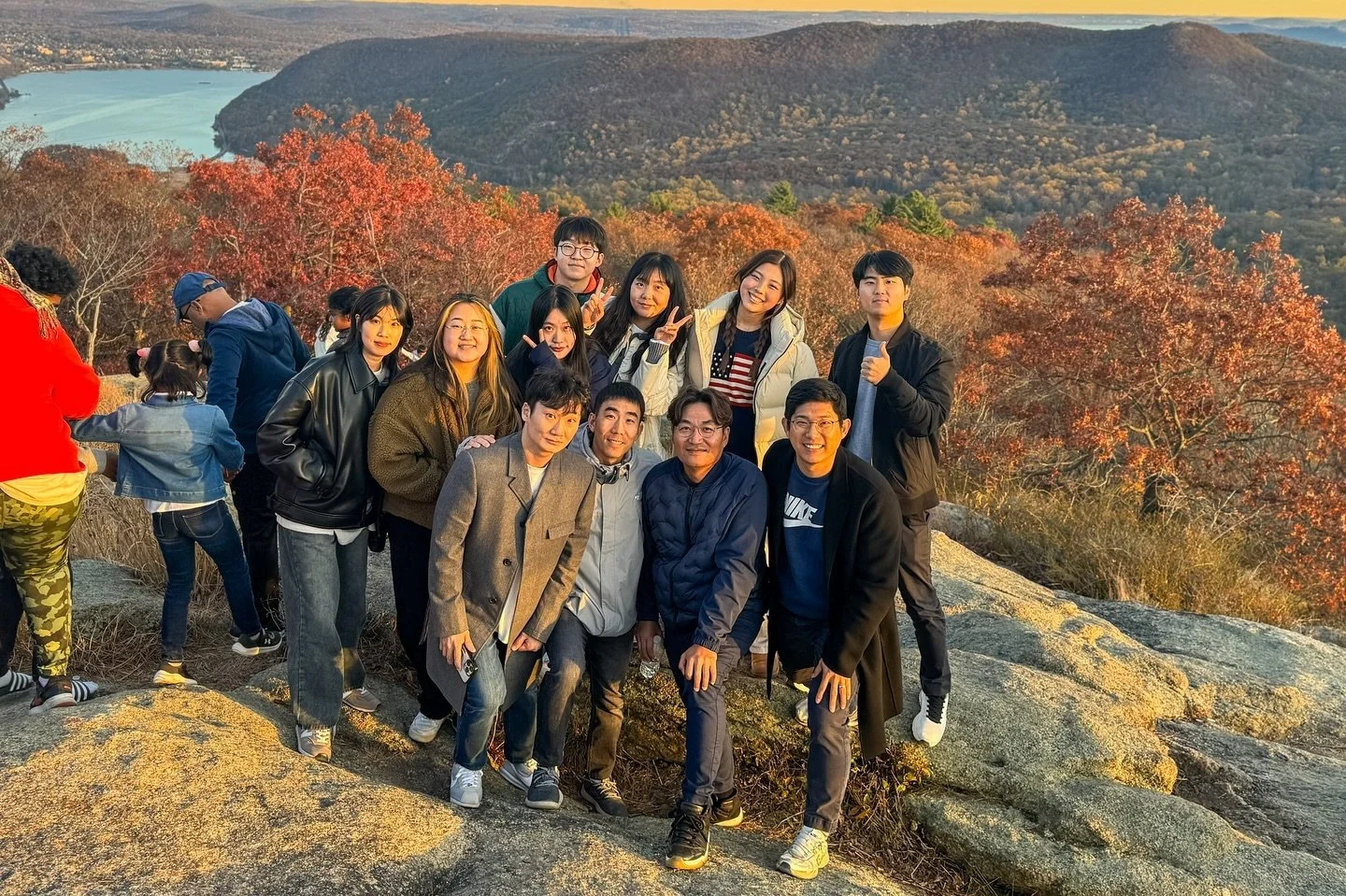 🍁2024년 11월 멋지데이!🍁
NY주 Bear Mountain State Park에 다녀왔습니다.
아름다운 단풍과 맛있는🍜까지!
아름다운 (멋지)Day이에요~😋