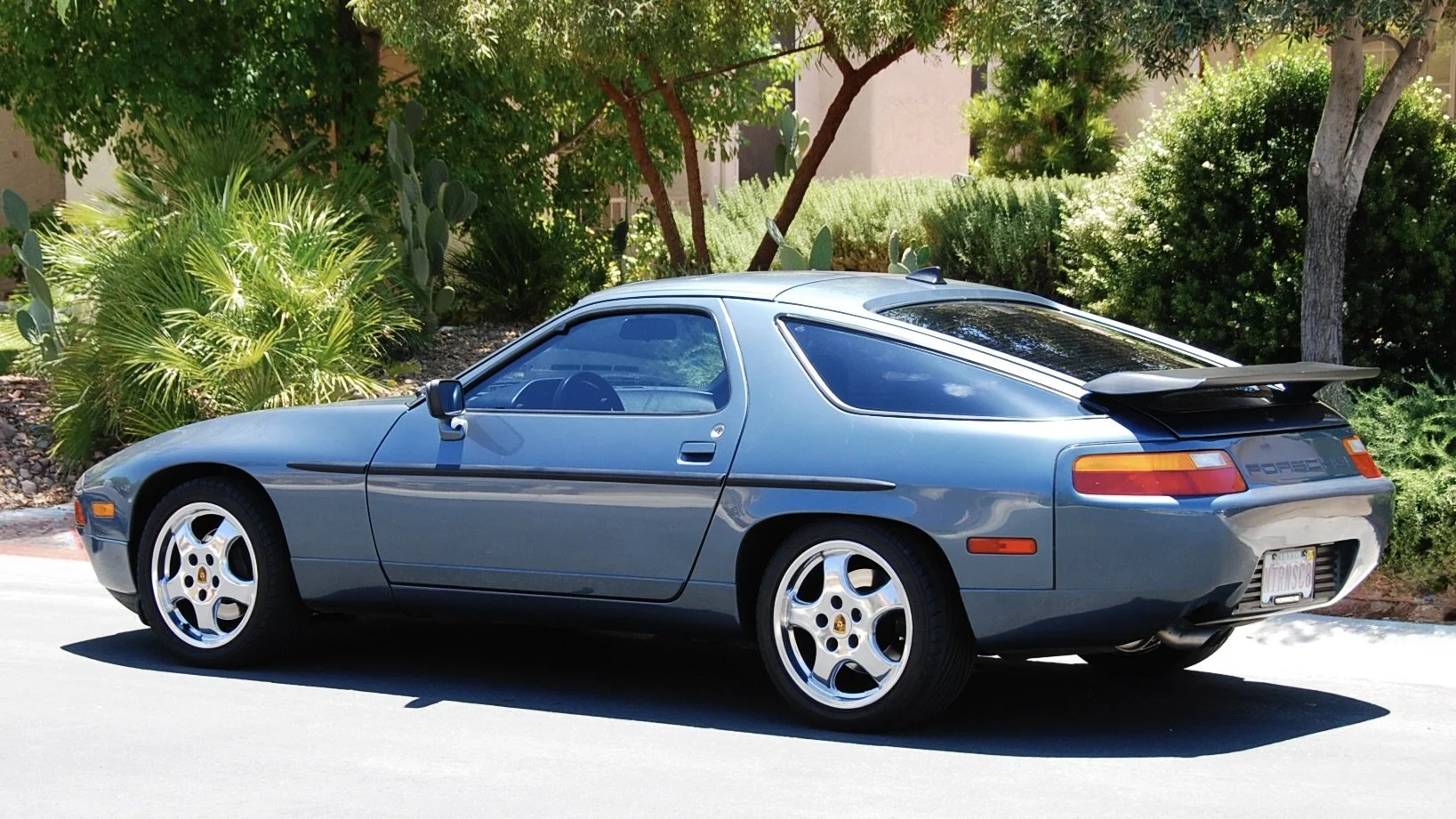 PORSCHE 928