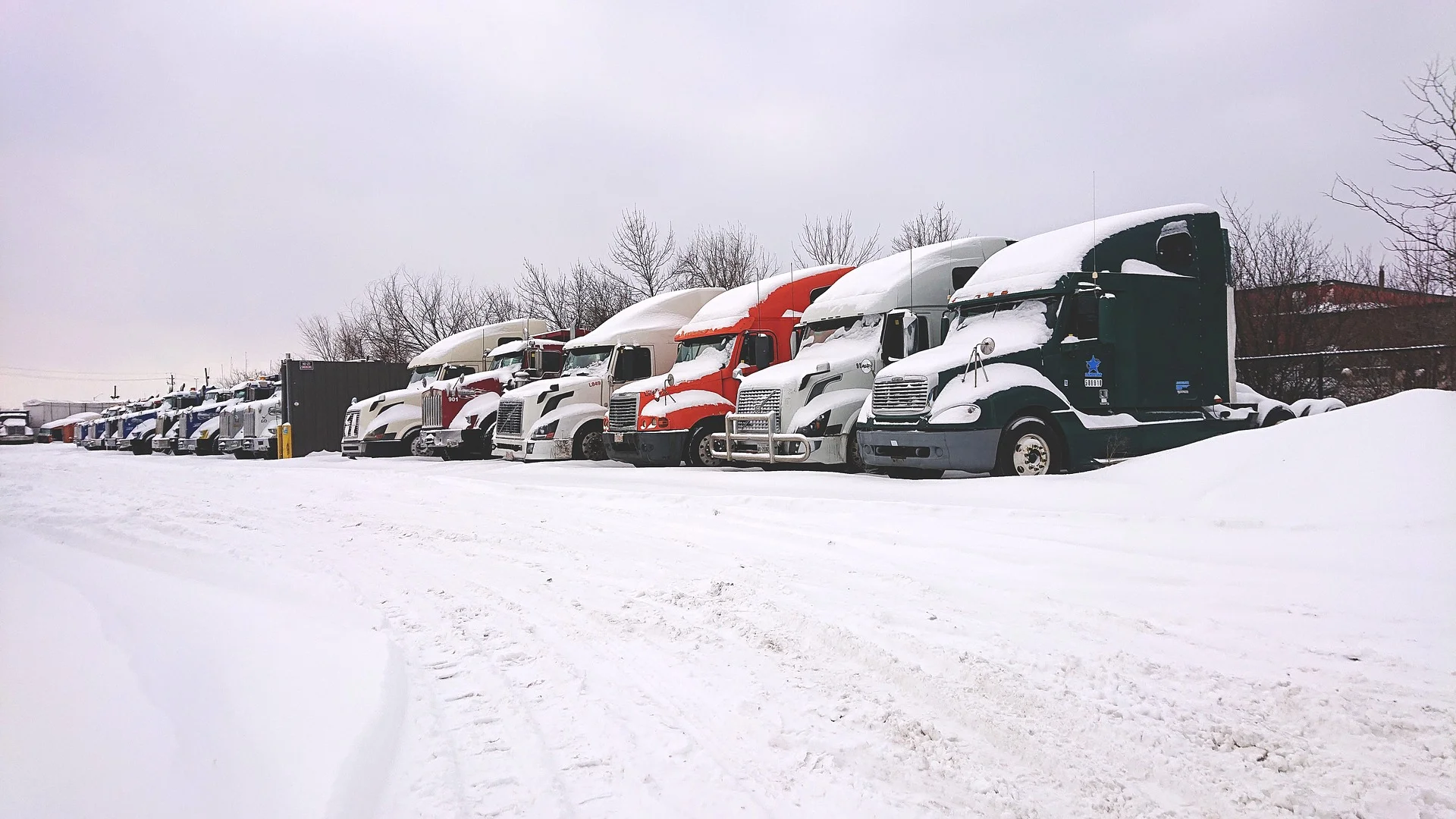 trucks-in-snow-4021311_1920.jpg