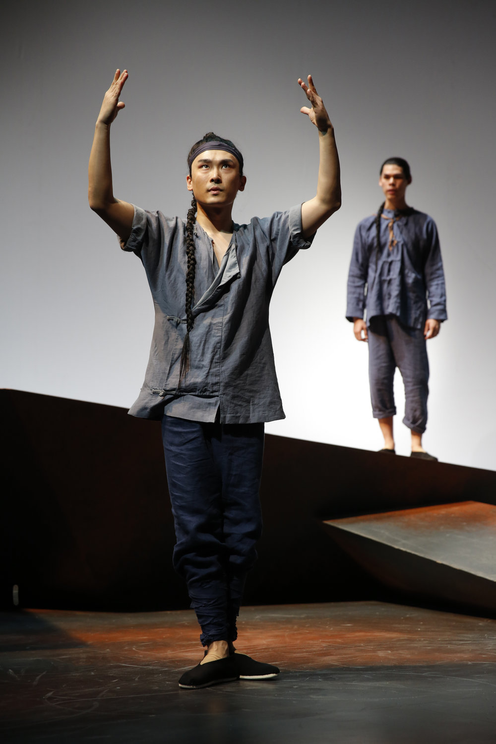 William Yuekun Wu 和 Ruy Iskandar 在演出中。 Joan Marcus摄于署名剧院，2013年。