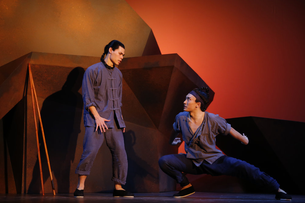William Yuekun Wu 和 Ruy Iskandar 在演出中。 Joan Marcus摄于署名剧院，2013年。