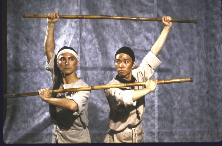 （从左至右）尊龙和马泰。照片为Martha Swope为公共剧院所拍摄，图片来源：纽约公共图书馆。