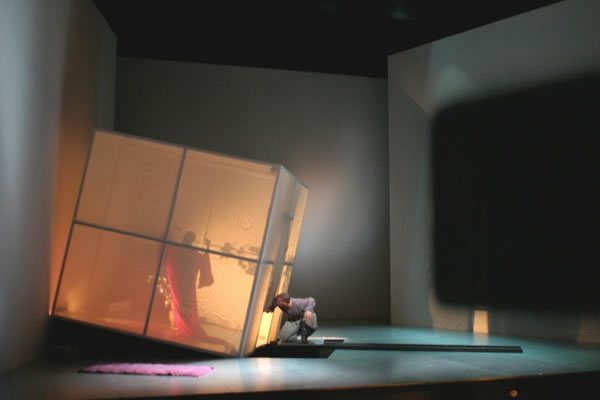 Herbert Perry和Suzan Hanson在《声之音》 第一部分。 图片来源: Richard Feldman, 美国剧目剧院, 2003
