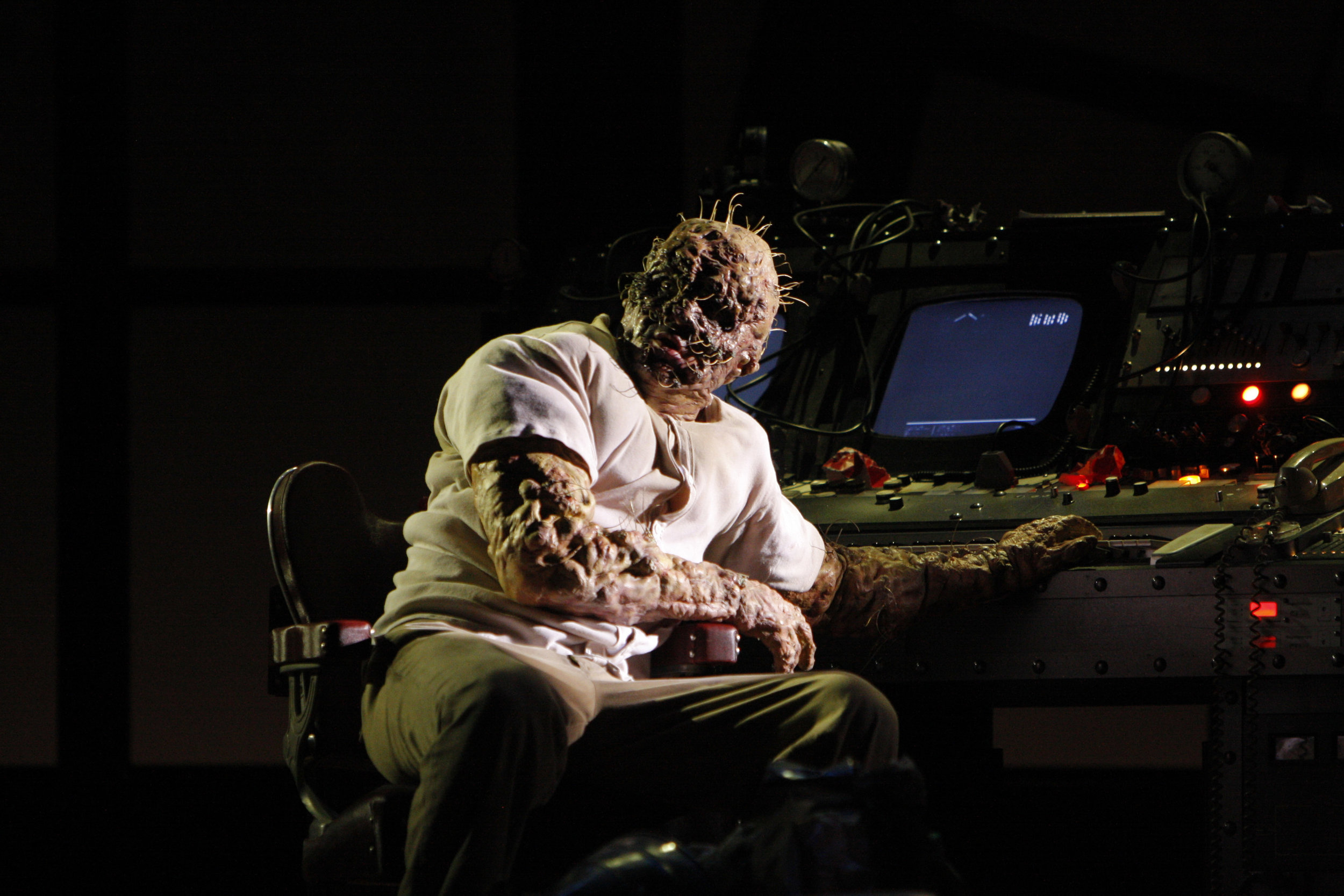 Daniel Okulitch as Seth Brundle in The Fly. 图片来源: Robert Millard, 美国洛杉矶歌剧院, 2008