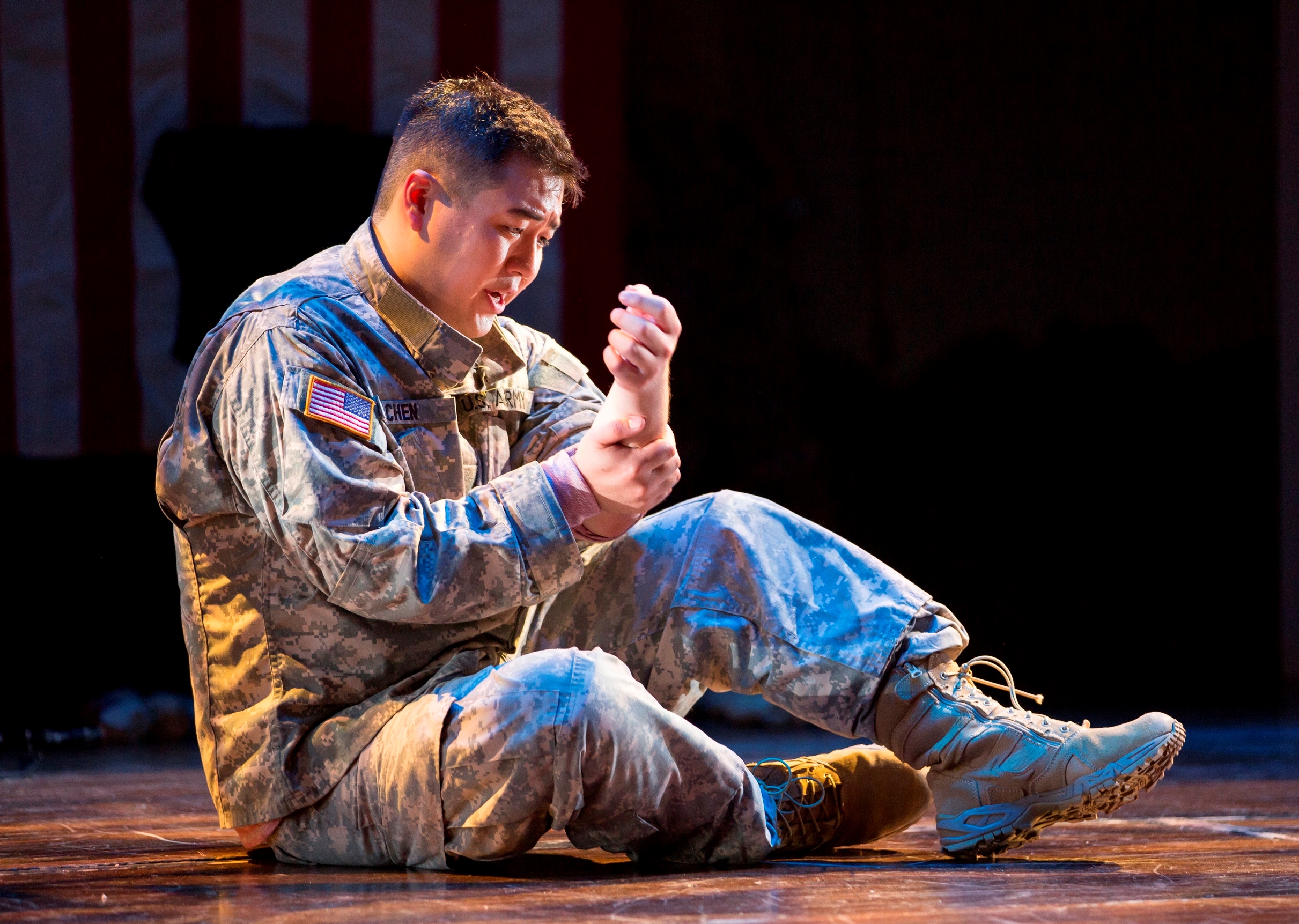 Andrew Stenson饰演陈宇晖。图片来源:Scott Suchman, 华盛顿国家歌剧院, 2015