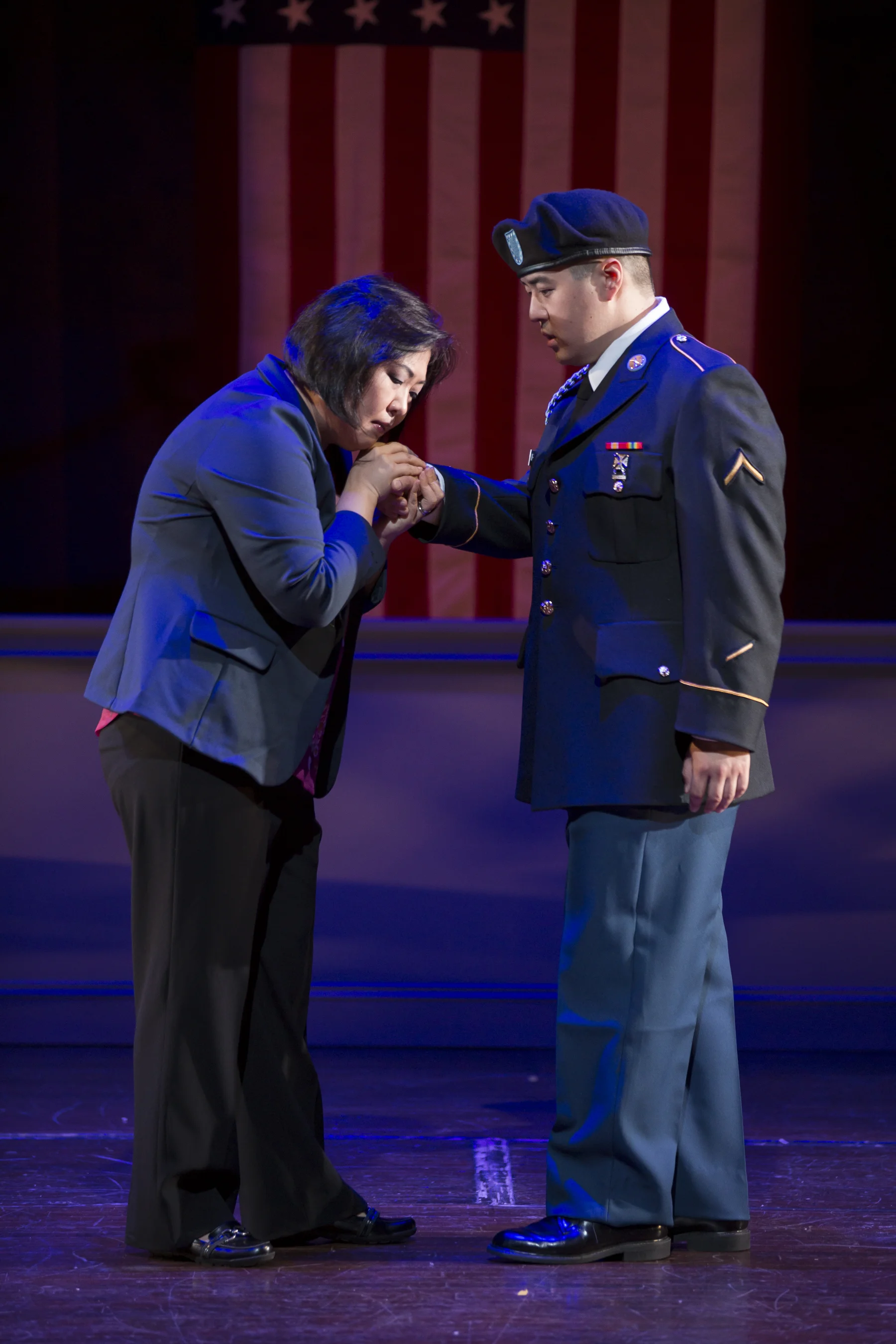 杨光饰演陈母,Andrew Stenson饰演陈宇晖。 图片来源: Scott Suchman, 华盛顿国家歌剧院, 2015