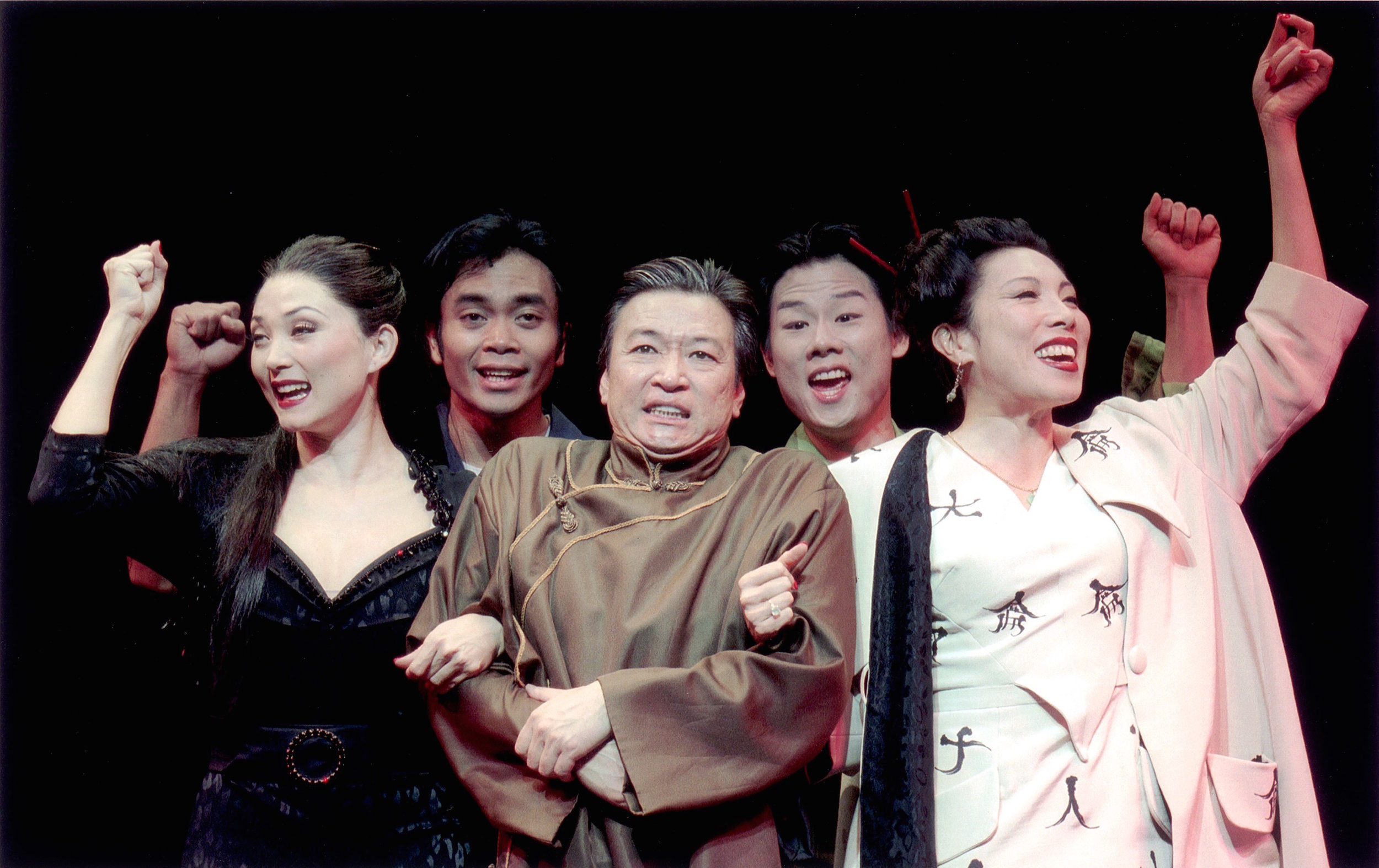 （从左至右）Sandra Allen, Jose Llana, Tzi Ma（马泰）, Allen Lui, 和 Jodi Long。剧照由Craig Schwartz于2001年为马克泰博论坛剧院所摄。
