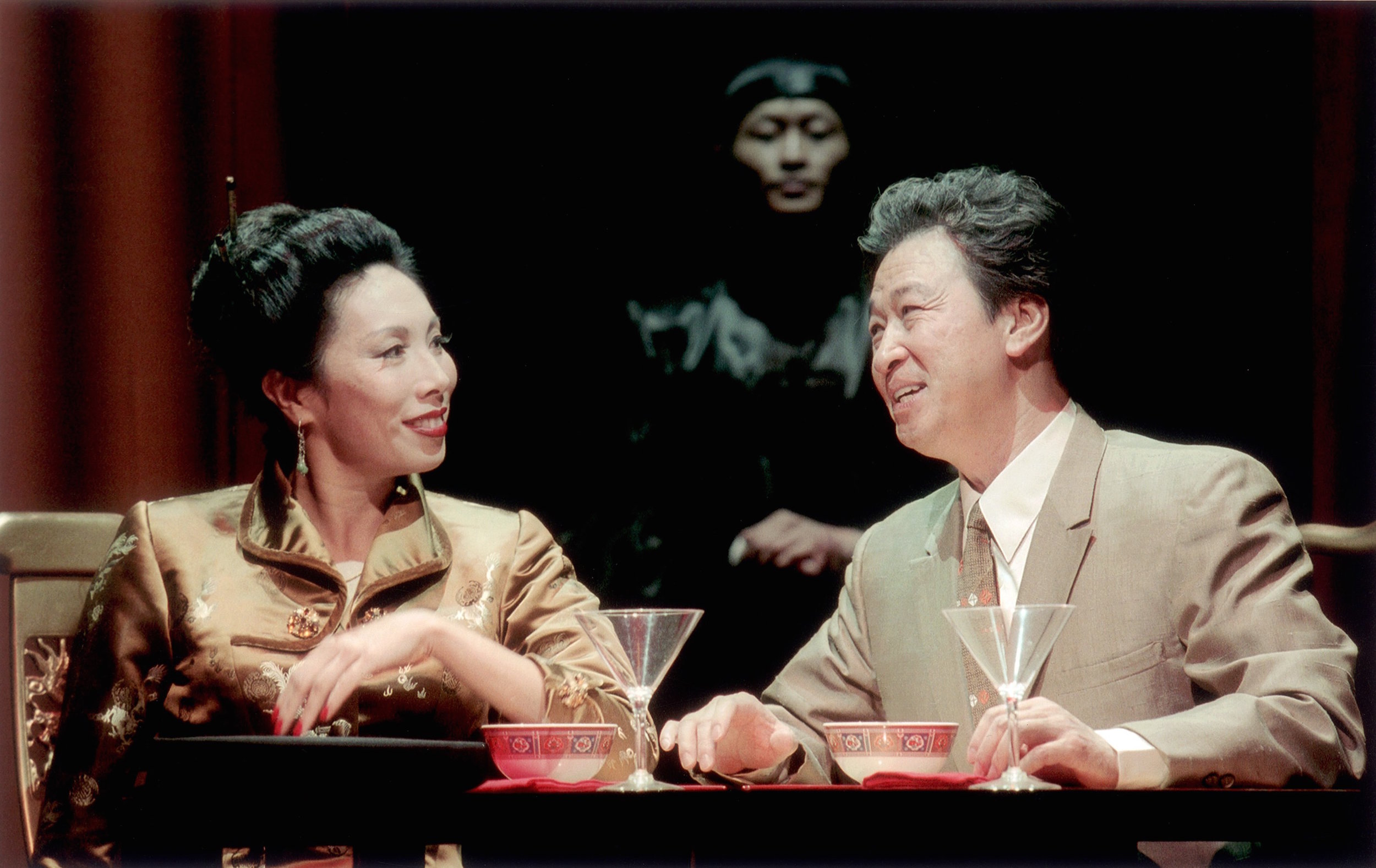 Jodi Long 和 Tzi Ma(马泰), 以及在背景处的Eric Chan 。剧照由Craig Schwartz于2001年为马克泰博论坛剧院所摄。