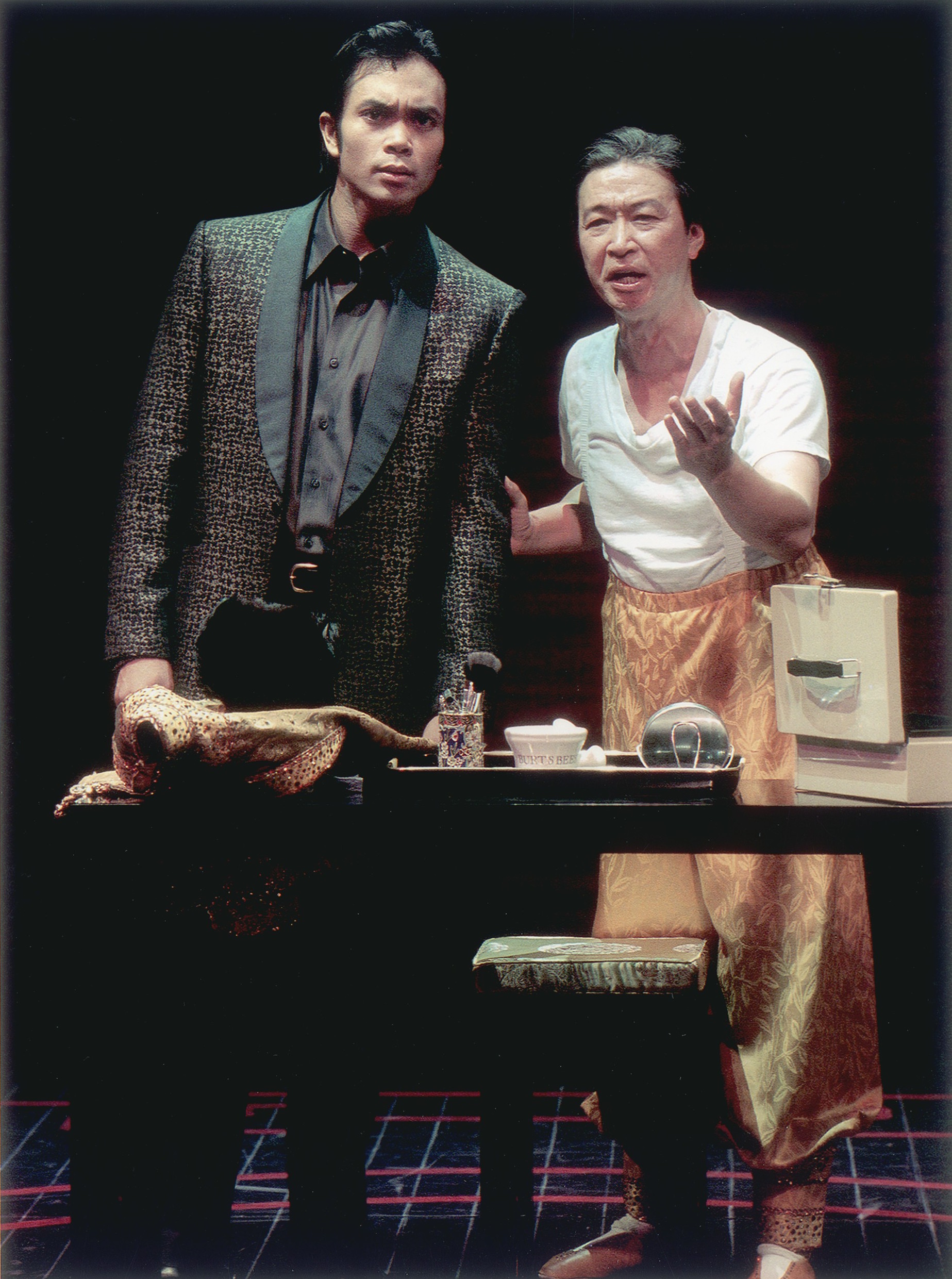 Jose Llana和 Tzi Ma（马泰）。剧照由Craig Schwartz于2001年为马克泰博论坛剧院所摄。