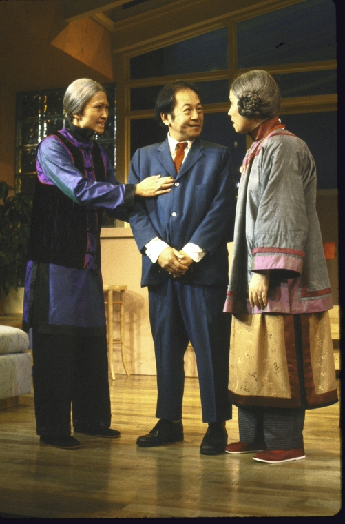 演员名单（从左至右）： Tina Chen, Victor Wong 和 June Kim。 Martha Swope摄于纽约莎士比亚戏剧节, 图片提供：纽约公共图书馆。