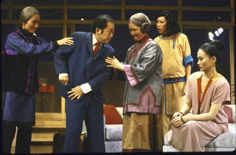 演员名单（从左至右）：Tina Chen, Victor Wong, June Kim, Jodi Long, 和Helen Funai。 Martha Swope摄于纽约莎士比亚戏剧节, 图片提供：纽约公共图书馆。