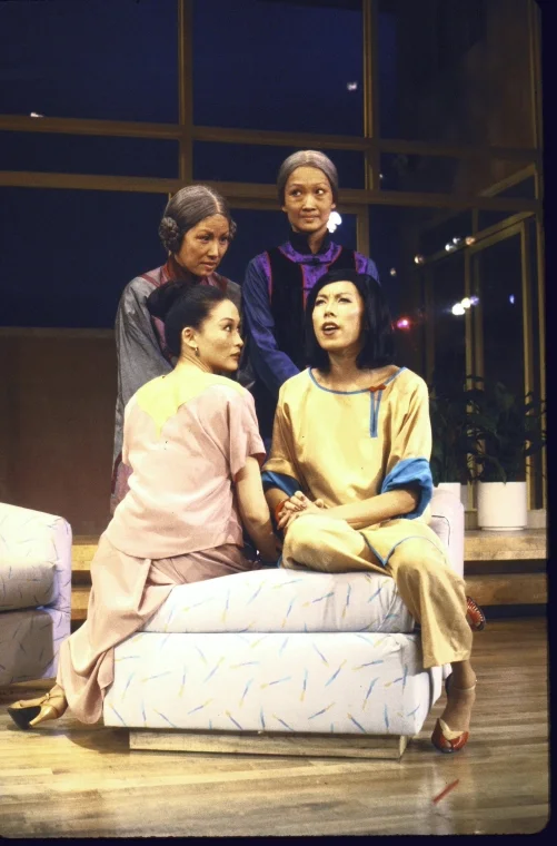 演员,(站立,从左至右)June Kim 和 Tina Chen; (坐着的,从左至右) Helen Funai 和 Jodi Long。Martha Swope摄于纽约莎士比亚戏剧节, 图片提供:纽约公共图书馆