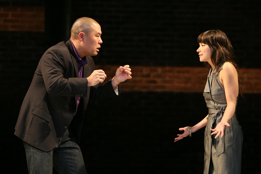 Hoon Lee 和 Julienne Hanzelka Kim。 Michal Daniel 2007年摄于公共剧院。
