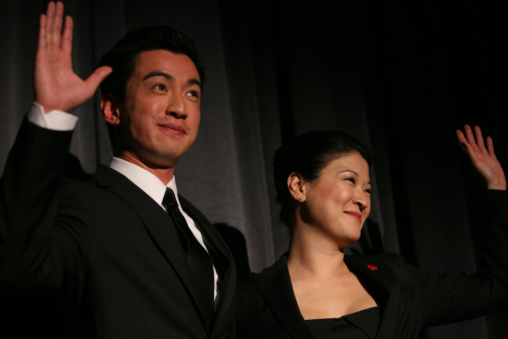 Johnny Wu 和 Jennifer Lim. Jennifer Lim 和James Waterson. Eric Y. Exit摄于古德曼剧院，2011