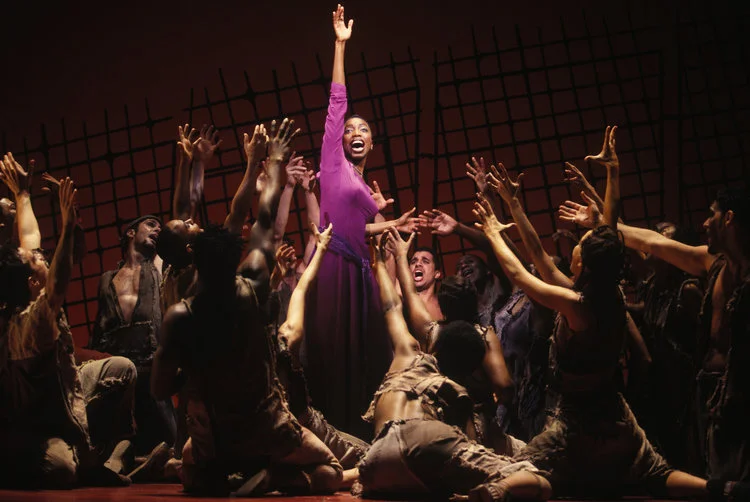 Heather Headley and the original Broadway cast《阿依达》, 词曲: 艾尔顿·约翰和蒂姆·莱斯. 图片来源:Joan Marcus, 版权所有:迪斯尼,2000.