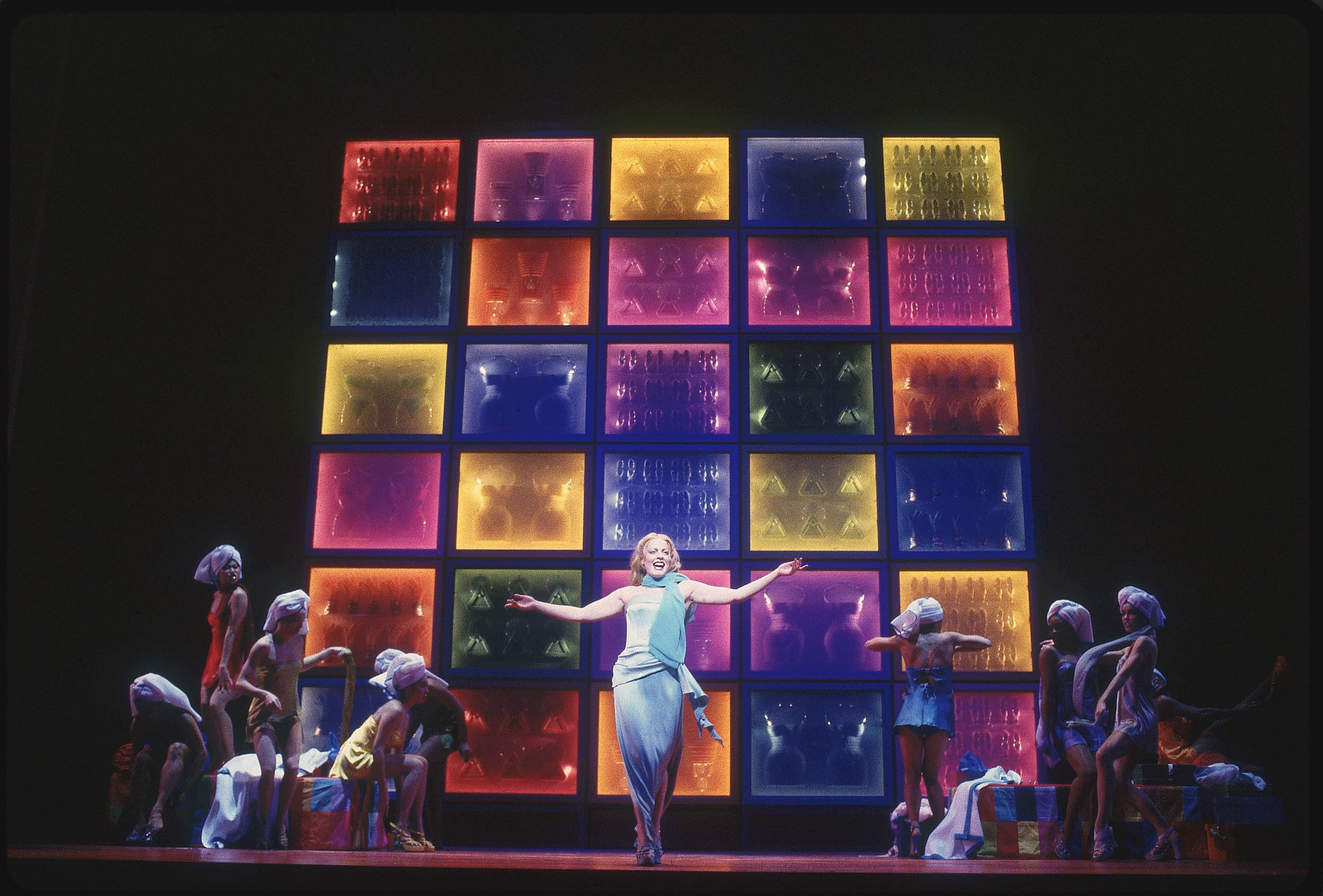 Sherie Rene Scott and the original Broadway cast of 《阿依达》, 词曲: 艾尔顿·约翰 和蒂姆·莱斯. 图片来源:Joan Marcus, 版权所有:迪斯尼,2000.