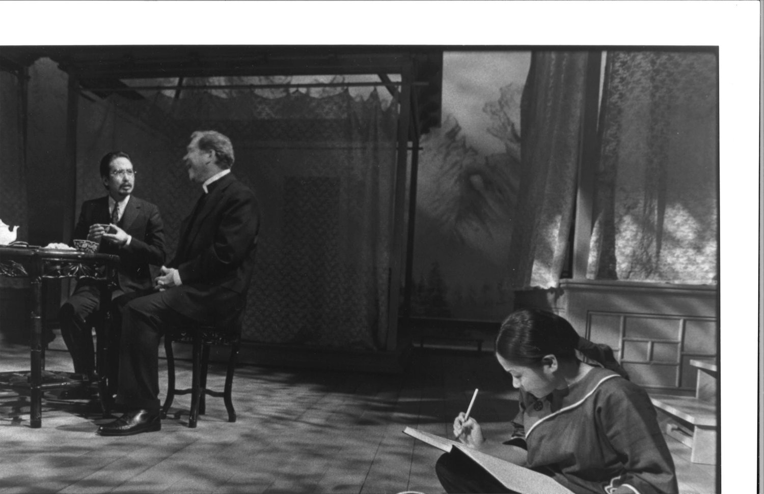   Stan Egi, John Christopher Jones, 和 Julyana Soelistyo。摄影：Michal Daniels，纽约公共剧院，1996年。  