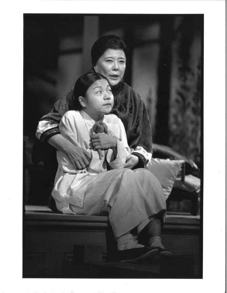   Tsai Chin 和 Julyana Soelistyo。摄影：Michal Daniels，纽约公共剧院，1996年。  
