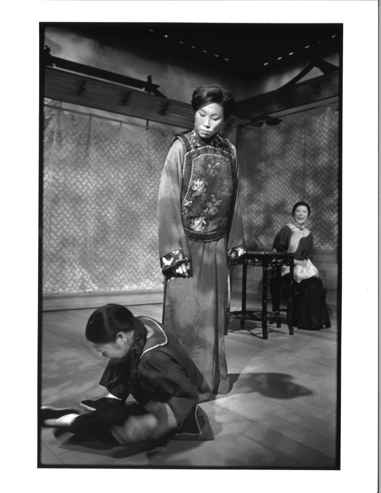   Julyana Soelistyo, Jodi Long, 和Tsai Chin。摄影：Michal Daniels，纽约公共剧院，1996年。  
