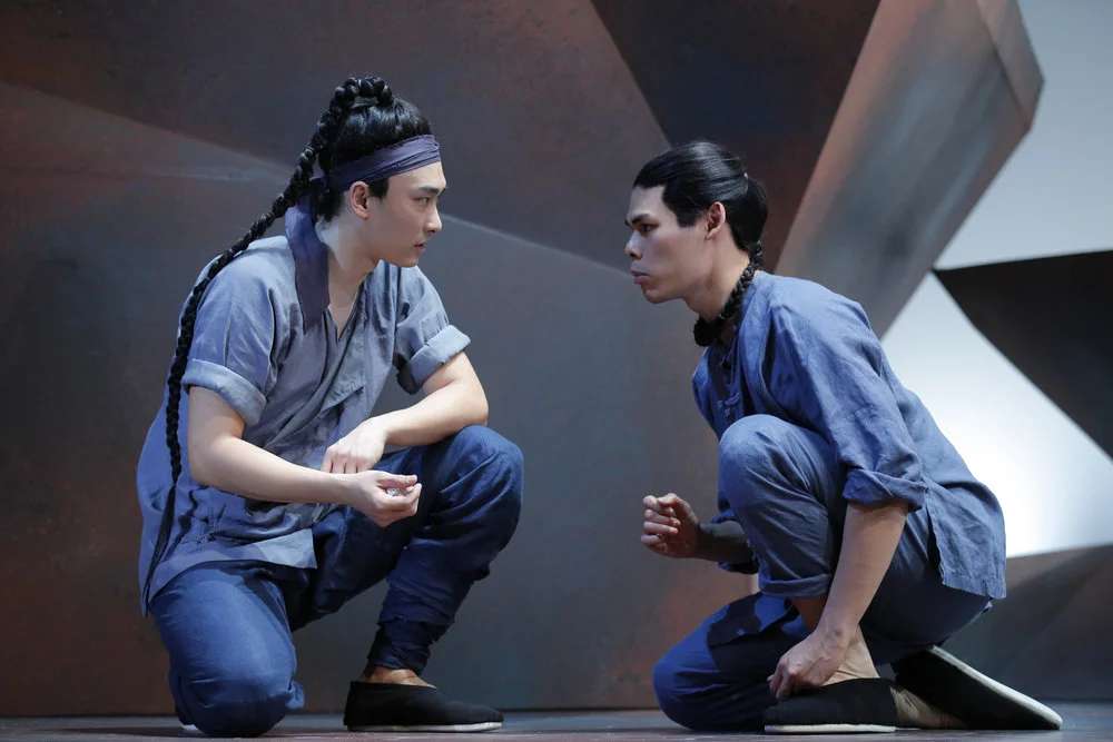 William Yuekun Wu 和 Ruy Iskandar 在演出中。 Joan Marcus摄于署名剧院,2013年。 《铁轨之舞》一剧的背景是1867年美国华裔铁路大罢工事件,该剧一反人们对外来劳工唯唯诺诺的刻板印象,描写了一群态度坚定工人为伸张权利而不顾个人安危。剧中,乐观且理想主义的马与实际且特立独行的龙互为映衬。在铁路上艰苦劳作的同时,他们依然不忘自己表演传统戏曲的梦想。 《铁轨之舞》于1981年在 新联邦剧院 首演,由尊龙导演,之后在 纽约公共剧院 演出,并获得了1982年 纽约戏剧委员会奖 最佳话剧奖的提名。该剧于2013年在 署名剧院 复排,导演是May Adrales, 之后该版本又在 乌镇戏剧节 作了中国首演。 购买《铁轨之舞》 (中国大陆) 购买《铁轨之舞》 (美国)