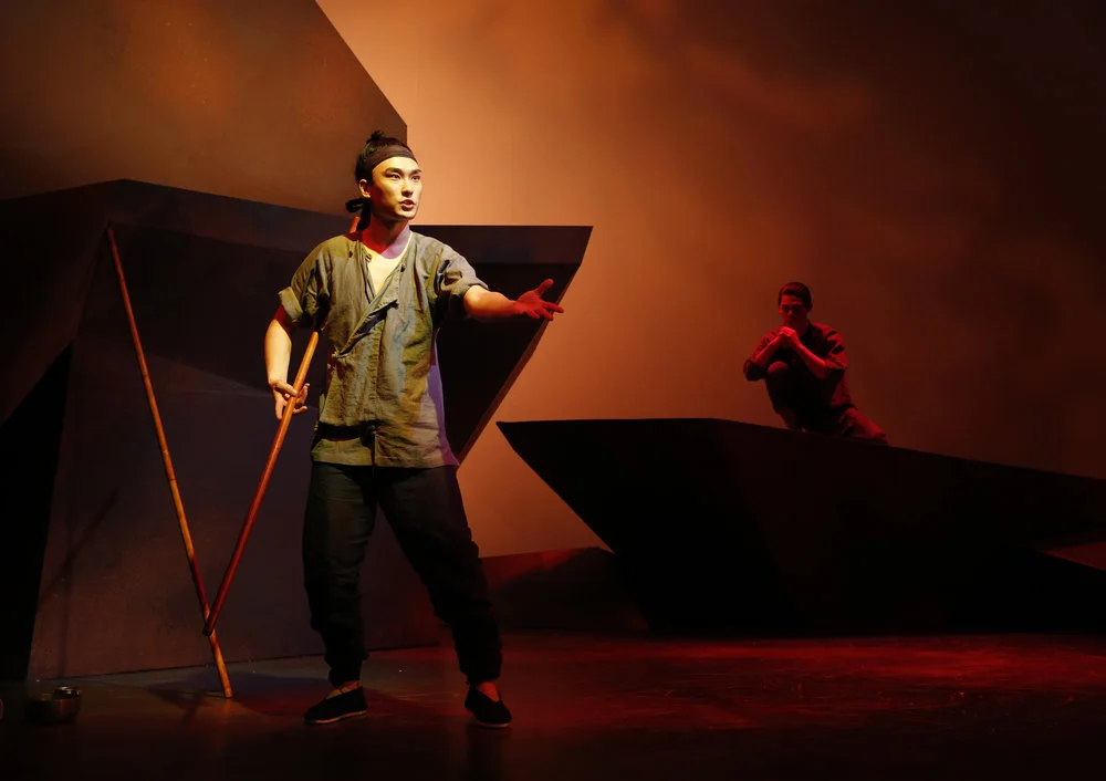 William Yuekun Wu 和 Ruy Iskandar 在演出中。 Joan Marcus摄于署名剧院,2013年。