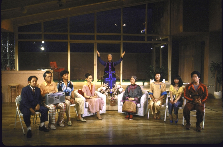 演员名单(从左至右):Victor Wong, Jim Ishida, Michael Paul Chan, Helen Funai, Tina Chen, June Kim, Jodi Long, Lauren Tom,以及 Marc Hayashi在纽约莎士比亚戏剧节的《家庭挚爱》的演出中。摄影:Martha Swope, 图片提供:纽约公共图书馆
