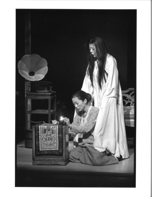   Lianna Pai 和Tsai Chin。摄影：Michal Daniels，纽约公共剧院，1996年。  