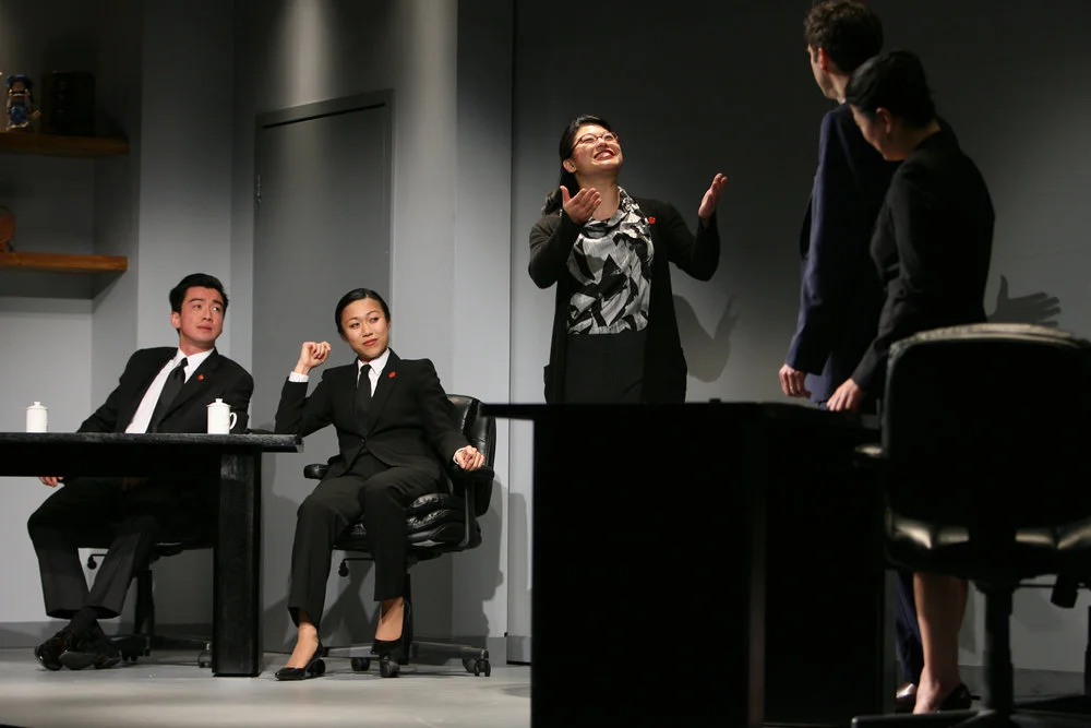 (中间)Christine Lin, (从左至右)Johnny Wu, Angela Lin, James Waterston, Jennifer Lim. Jennifer Lim 和James Waterson. Eric Y. Exit拍摄于古德曼剧院,2011年
