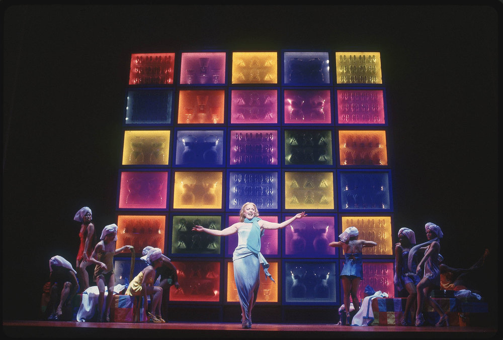  Sherie Rene Scott and the original Broadway cast of 《阿依达》，词曲：艾尔顿·约翰 和蒂姆·莱斯。图片来源：Joan Marcus，版权所有：迪斯尼，2000年 