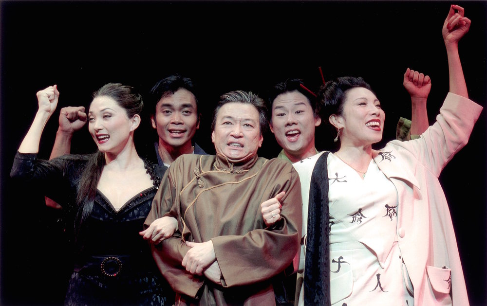  （从左至右）Sandra Allen, Jose Llana, Tzi Ma（马泰）, Allen Liu和 Jodi Long。剧照由Craig Schwartz于2001年为马克泰博论坛剧院所摄。 