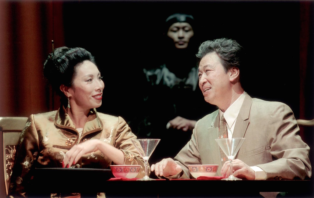  Jodi Long 和 Tzi Ma（马泰）, 以及在背景处的Eric Chan 。剧照由Craig Schwartz于2001年为马克泰博论坛剧院所摄。 