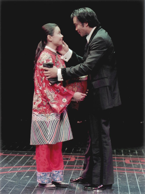  莉雅·萨隆加和Jose Llana。剧照由Craig Schwartz于2001年为马克泰博论坛剧院所摄。 