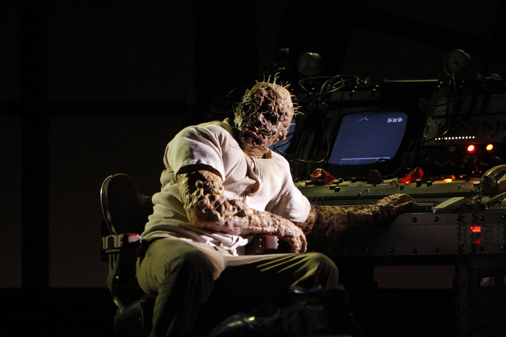  Daniel Okulitch as Seth Brundle in The Fly. 图片来源: Robert Millard, 美国洛杉矶歌剧院, 2008 