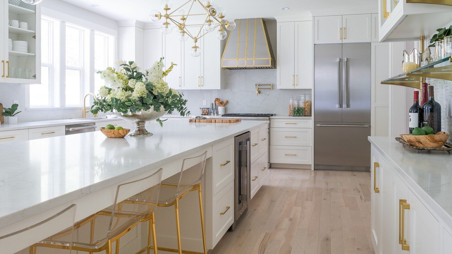 Light, bright &amp; gorgeous. xo, CW #cwdesignanddecor #kitchen #kitchenremodel #kitchendesign #bainbridgeisland #kitsap