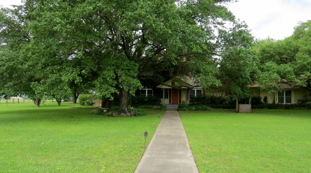 Front sidewalk - Copy (640x357).jpg