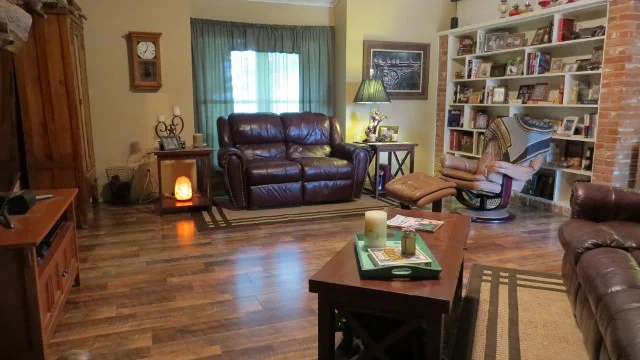 Living room - Copy (640x360).jpg