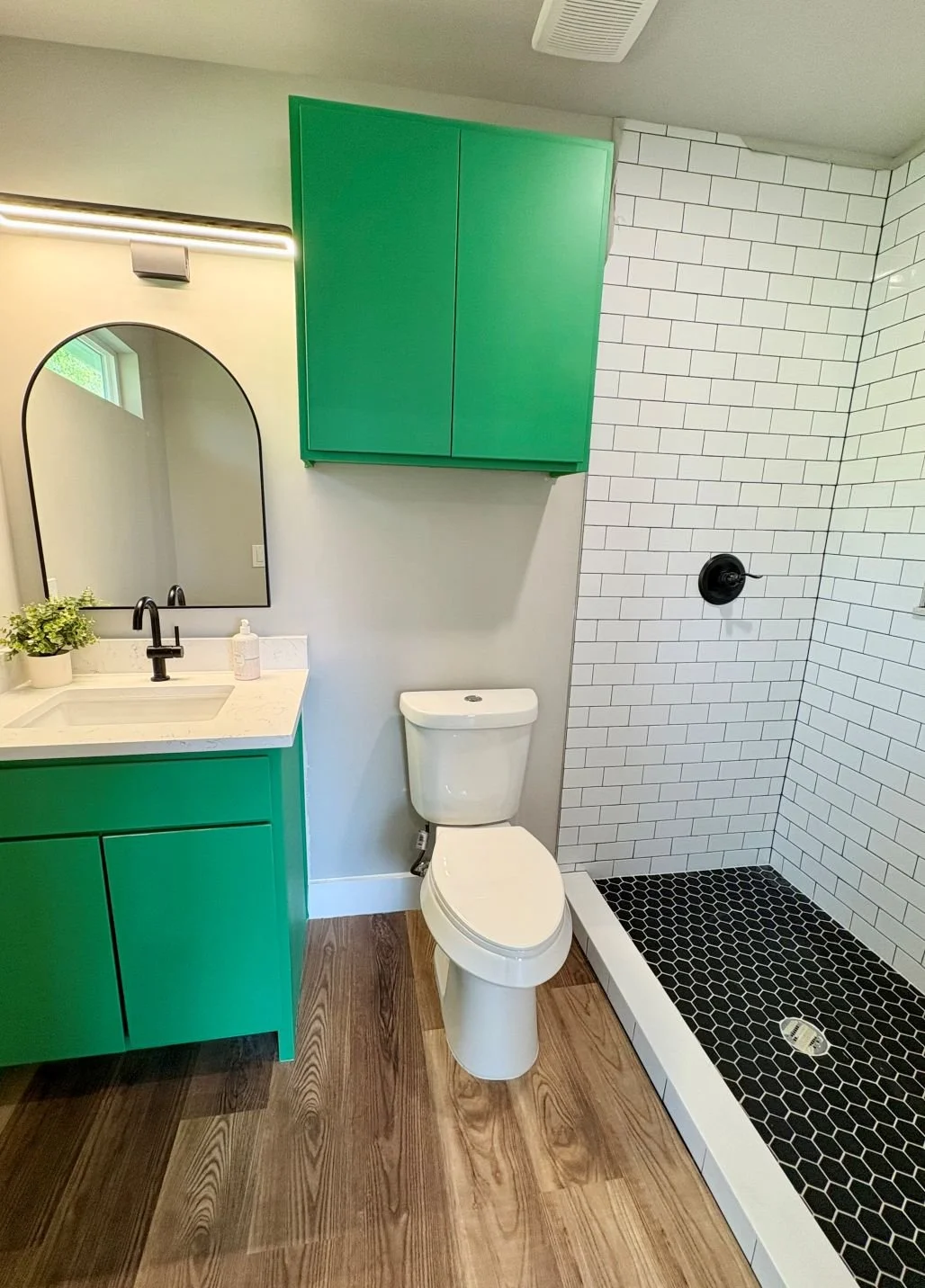 Main Bathroom2.jpg